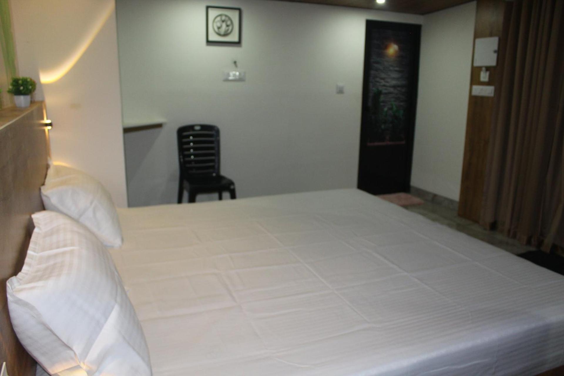 Wood Castle Munnar Guest House Bagian luar foto