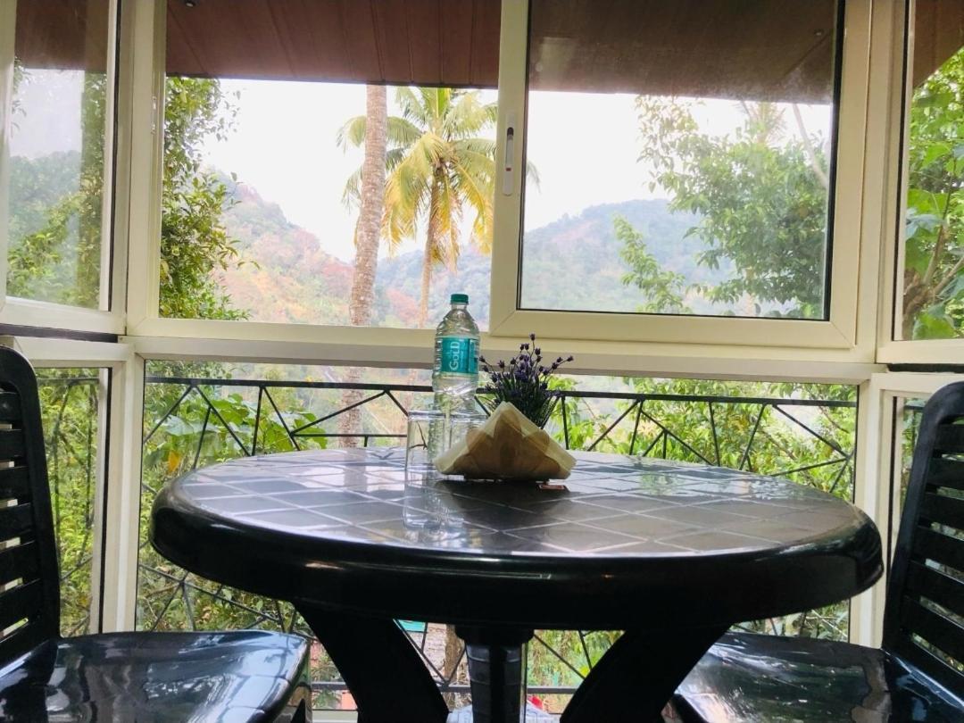 Wood Castle Munnar Guest House Bagian luar foto